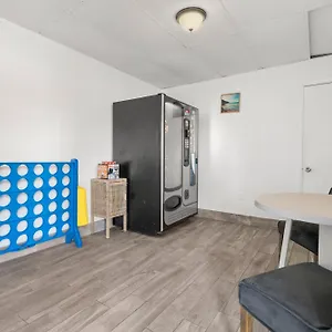 1k Bed With Shared Pool 02 Clearwater